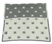 Šedo-bílá pletená deka s hvězdičkami